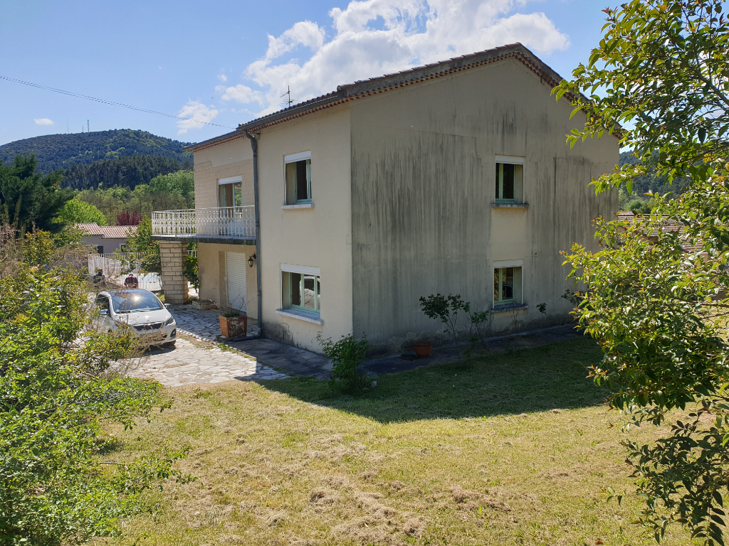 GRANDE MAISON SUR 1500 M² AVEC PISCINE GRANDE MAISON SUR 1500 M² AVEC PISCINE