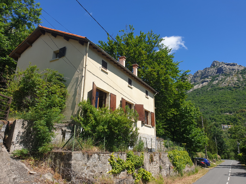 MAISON DANS UN ENVIRONNEMENT PRIVILÉGIÉ MAISON DANS UN ENVIRONNEMENT PRIVILÉGIÉ