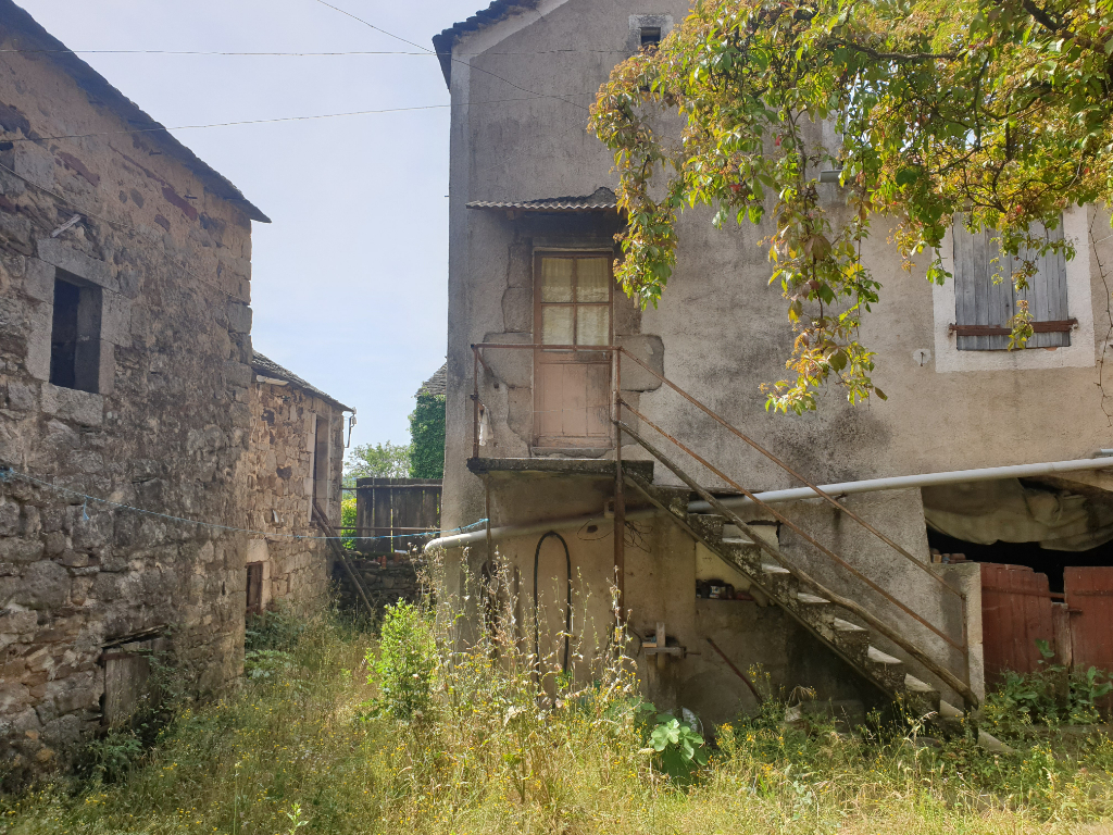 MAISON A REVOVER DANS UN ENVIRONNEMENT TRES AGREABLE MAISON A REVOVER DANS UN ENVIRONNEMENT TRES AGREABLE