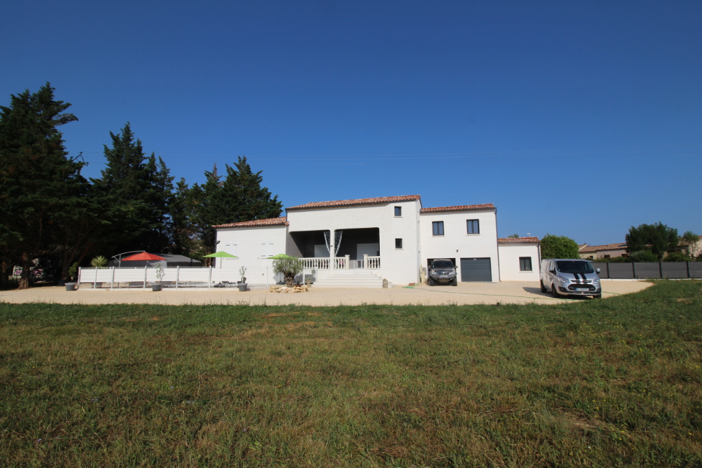 VILLA RECENTE AVEC TERRAIN DE 13 000 M² VILLA RECENTE AVEC TERRAIN DE 13 000 M²