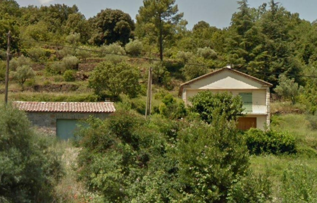 MAISON SUR PLUS D UN HECTARE DE TERRAIN AVEC SOURCE MAISON SUR PLUS D UN HECTARE DE TERRAIN AVEC SOURCE