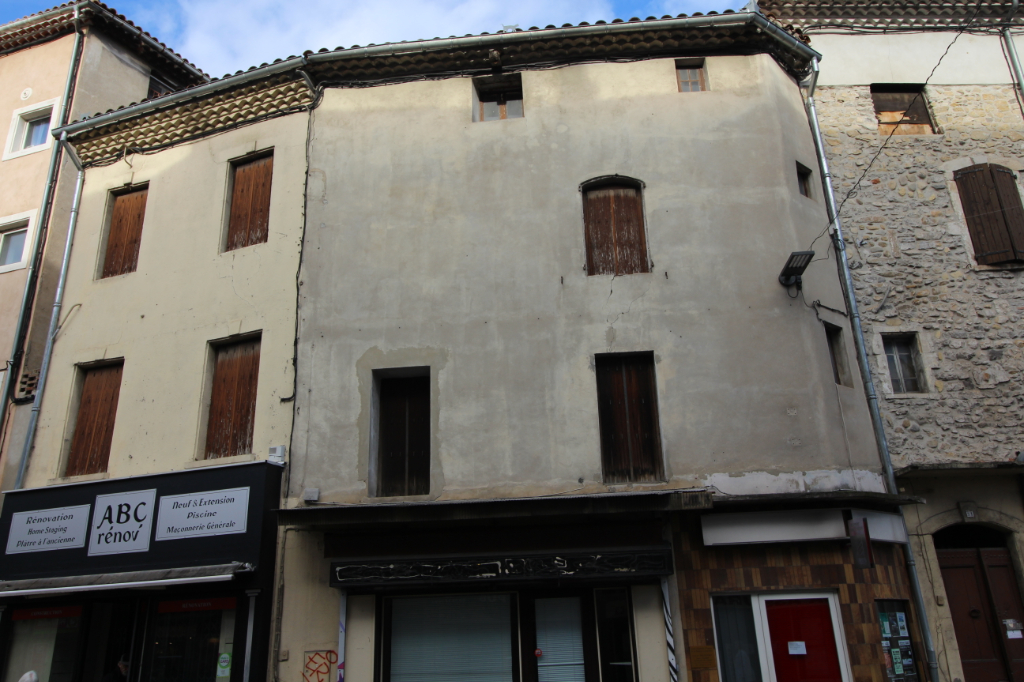 IMMEUBLE AVEC DEUX COMMERCES IMMEUBLE AVEC DEUX COMMERCES