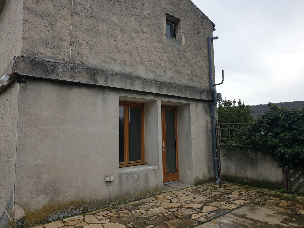 MAISON DE VILLAGE AVEC COUR ET TERRASSE MAISON DE VILLAGE AVEC COUR ET TERRASSE