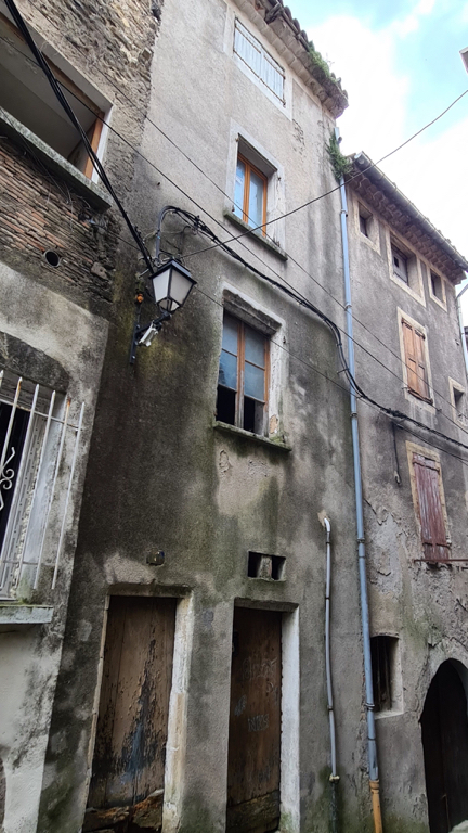 MAISON DE VILLAGE A RÉNOVER - TOITURE NEUVE MAISON DE VILLAGE A RÉNOVER - TOITURE NEUVE