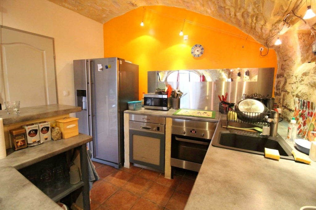 MAISON DE VILLAGE EN PIERRE DE 108 M², AU COEUR DE BARJAC MAISON DE VILLAGE EN PIERRE DE 108 M², AU COEUR DE BARJAC