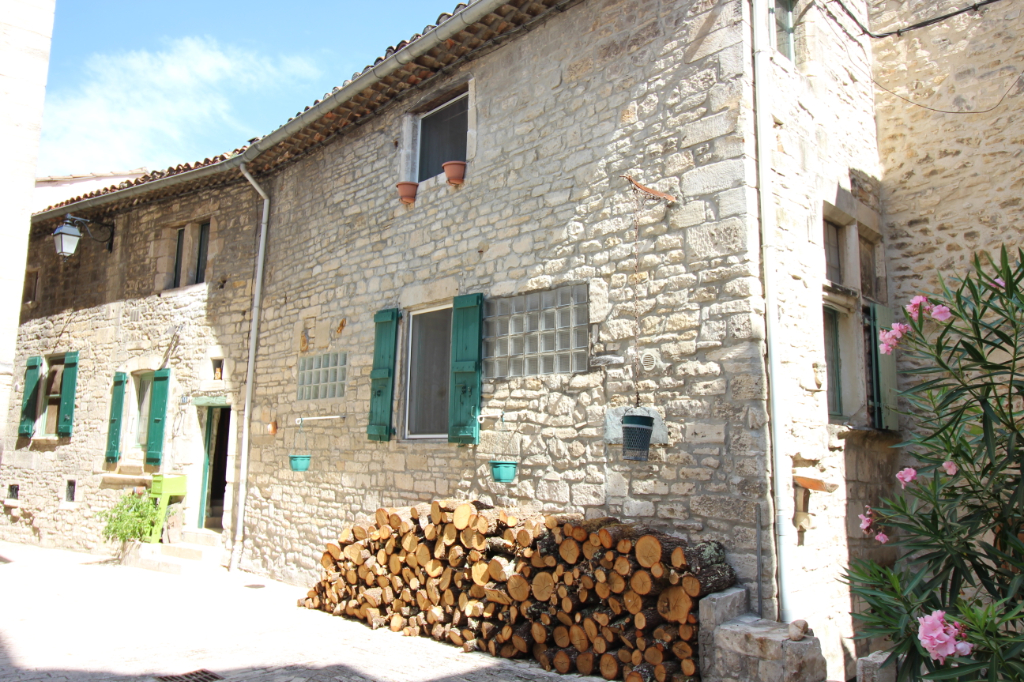 MAISON EN PIERRE RENOVEE DE 95 M², CITE RENAISSANCE DE BARJAC MAISON EN PIERRE RENOVEE DE 95 M², CITE RENAISSANCE DE BARJAC