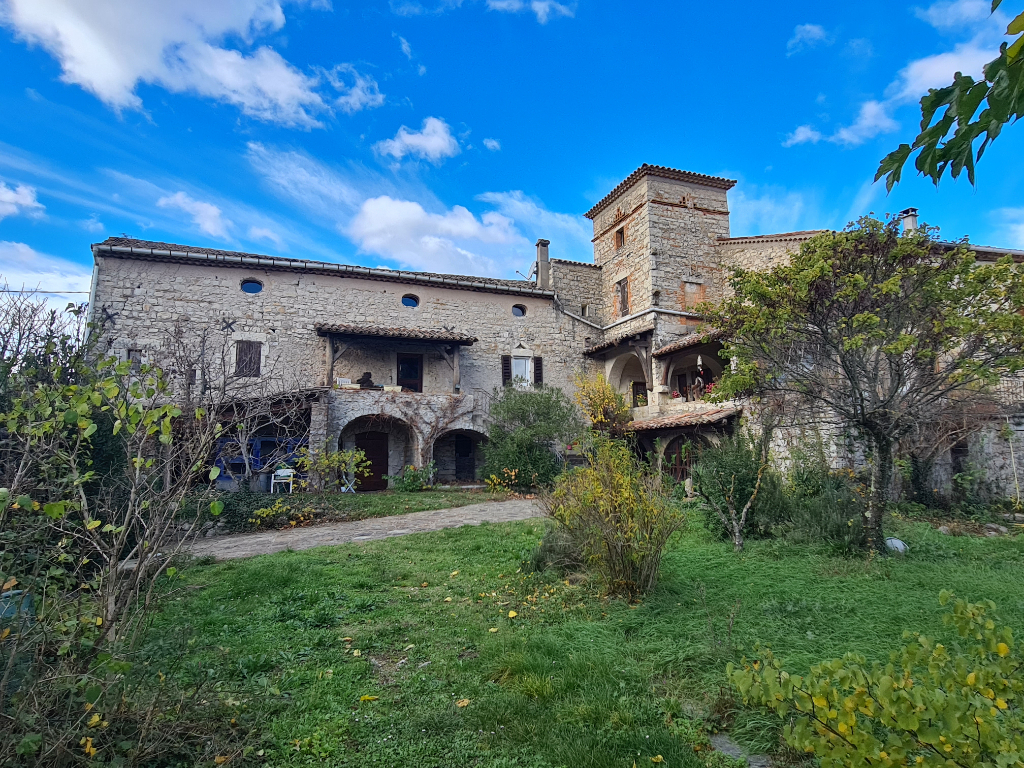 MAGNIFIQUE MAISON EN PIERRES DE 250 M², AVEC TERRAIN DE 5050 M², PROCHE BARJAC MAGNIFIQUE MAISON EN PIERRES DE 250 M², AVEC TERRAIN DE 5050 M², PROCHE BARJAC