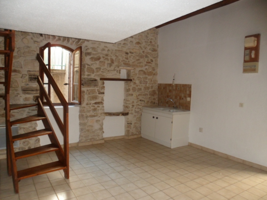 MAISON EN PIERRE RESTAUREE DE 25 M² MAISON EN PIERRE RESTAUREE DE 25 M²