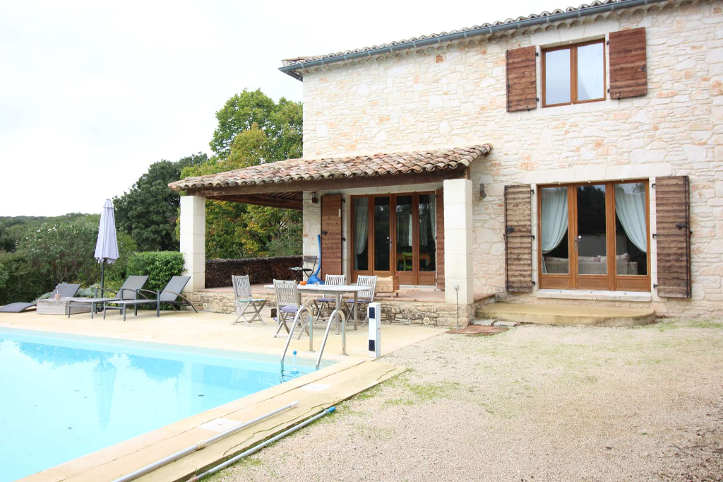 MAISON DE 115 M² AVEC TERRASSE ET PISCINE MAISON DE 115 M² AVEC TERRASSE ET PISCINE