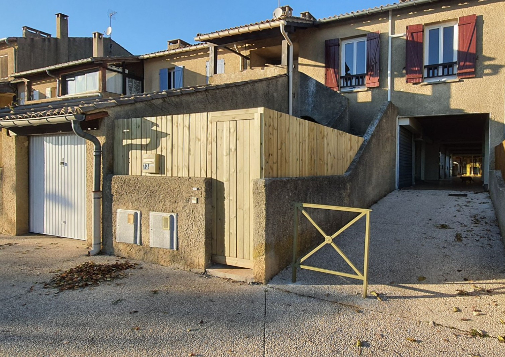 CHARMANTE MAISON DE VILLAGE RÉNOVÉE CHARMANTE MAISON DE VILLAGE RÉNOVÉE