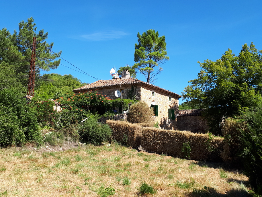 Proche Vallon pont d' Arc, maison en pierres à restaurer avec deux has de terrain Proche Vallon pont d' Arc, maison en pierres à restaurer avec deux has de terrain