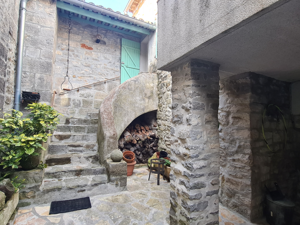 MAISON DE VILLAGE EN PIERRES IDEALEMENT SITUÉE AVEC COUR INTERIEURE ET TERRASSE MAISON DE VILLAGE EN PIERRES IDEALEMENT SITUÉE AVEC COUR INTERIEURE ET TERRASSE
