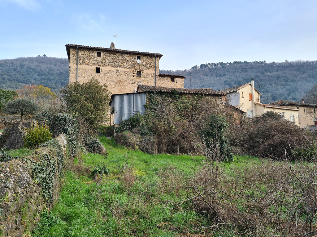 MAISON AVEC FORT POTENTIEL SUR 2100 M² DE TERRAIN EN BORD DE RIVIERE MAISON AVEC FORT POTENTIEL SUR 2100 M² DE TERRAIN EN BORD DE RIVIERE