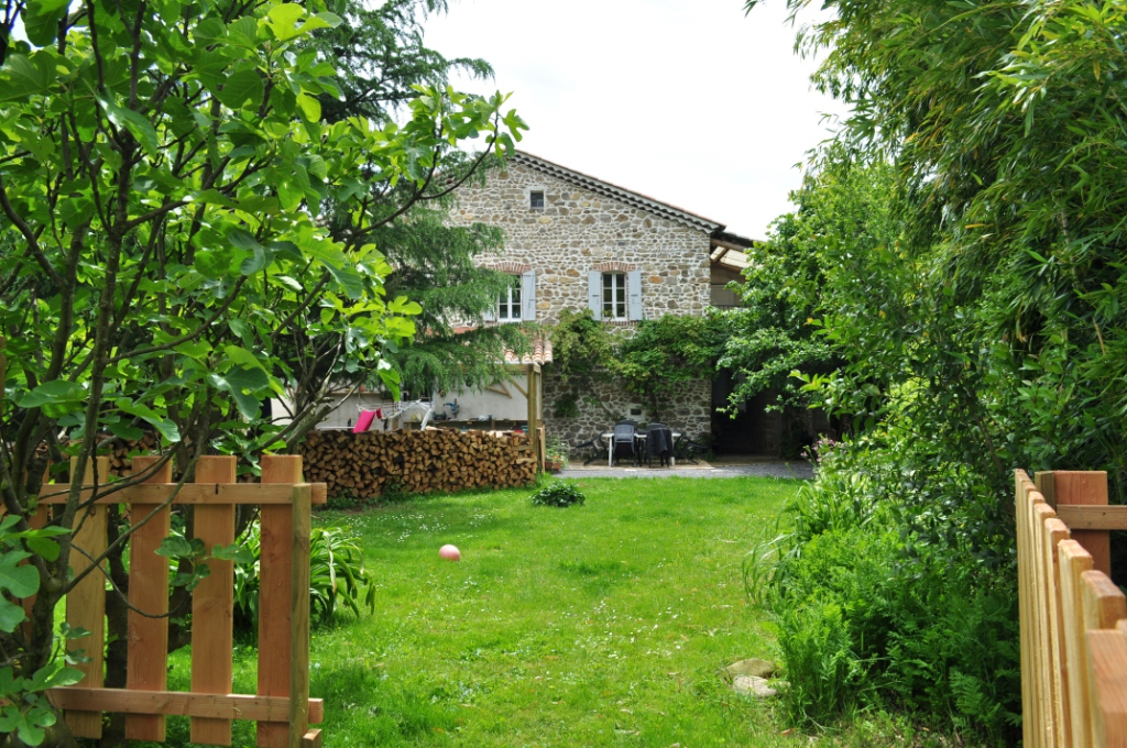 Maison en pierre avec beaucoup de charme Maison en pierre avec beaucoup de charme