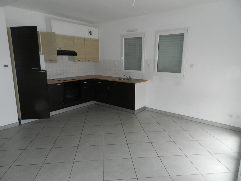 A VENDRE SAINT SERVAIS MAISON T5/6 de 88 m² utiles TERRAIN CLOS DE 370 m² A VENDRE SAINT SERVAIS MAISON T5/6 de 88 m² utiles TERRAIN CLOS DE 370 m²