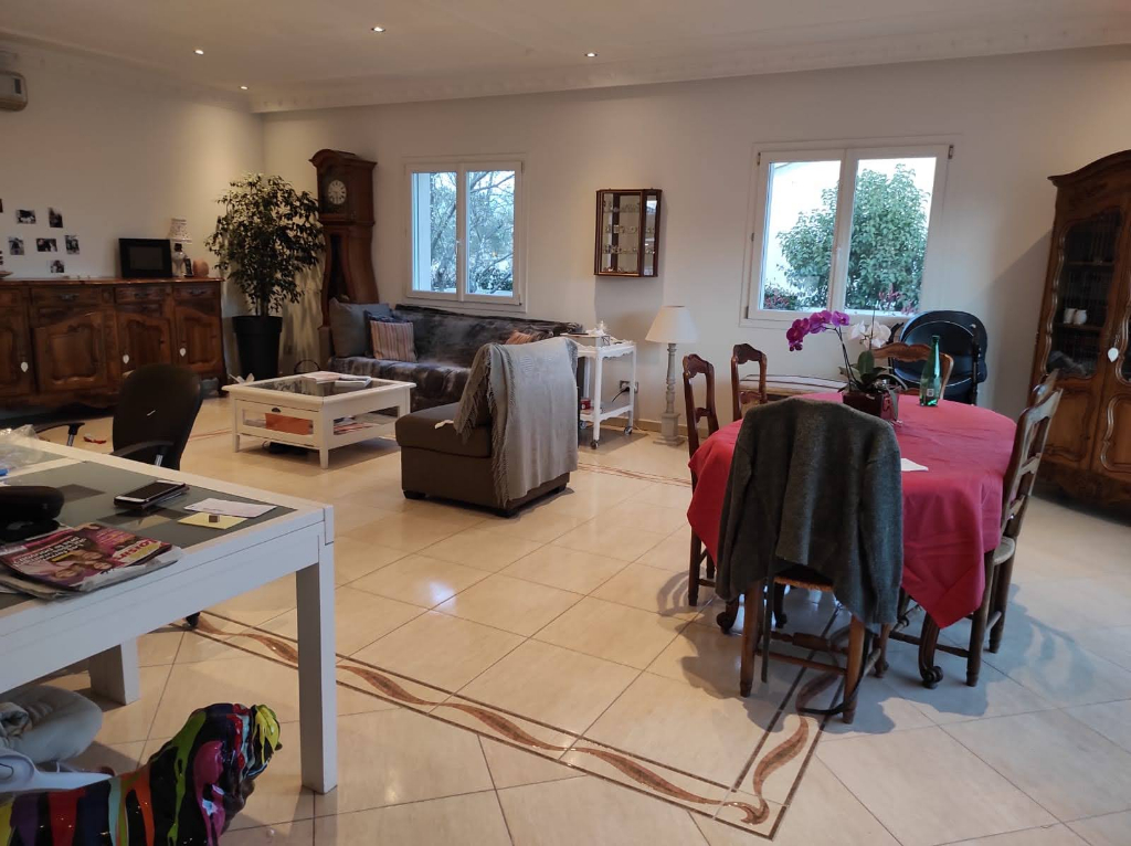 Villa Lunel 6 pièce(s) 170 m2 Villa Lunel 6 pièce(s) 170 m2