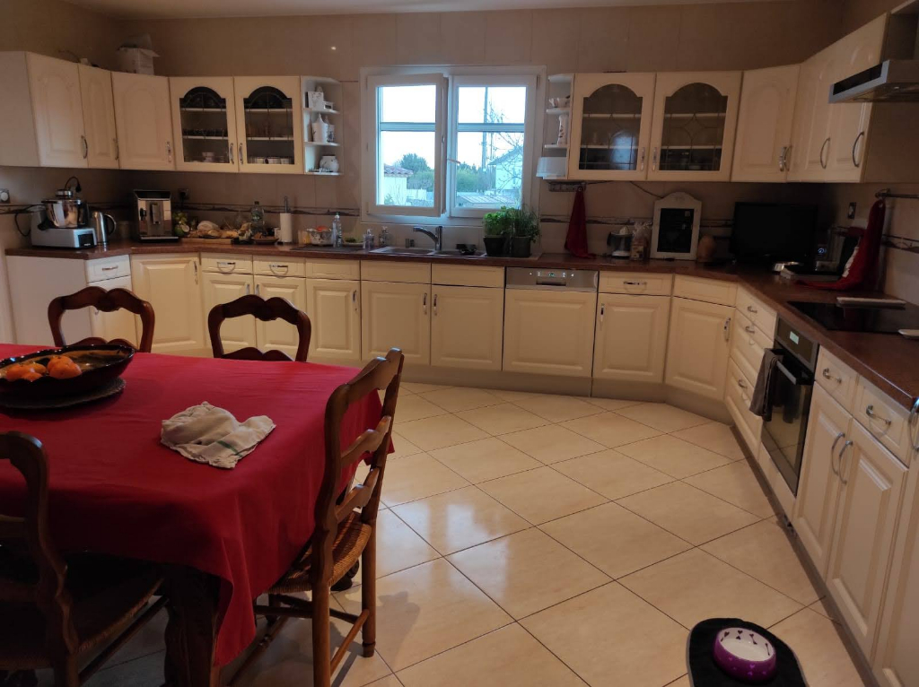 Villa Lunel 6 pièce(s) 170 m2 Villa Lunel 6 pièce(s) 170 m2