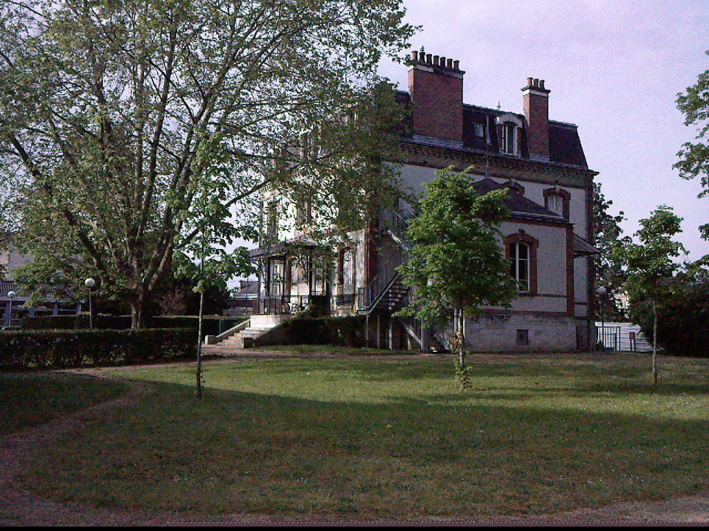 Bâtisse avec terrain, centre ville Bâtisse avec terrain, centre ville