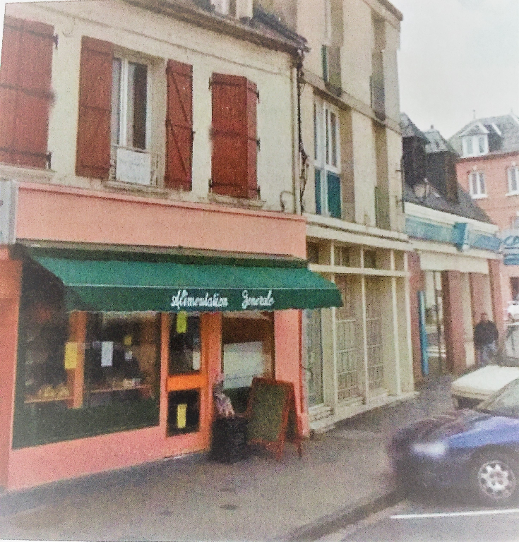 Local commercial 132 m2 avec immeuble de 4 appartements Local commercial 132 m2 avec immeuble de 4 appartements