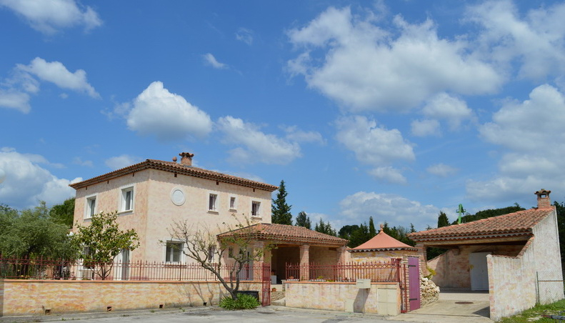 Villa 5 pièces 146.30 m2 terrain 588 m2 piscine proche centre-ville Villa 5 pièces 146.30 m2 terrain 588 m2 piscine proche centre-ville
