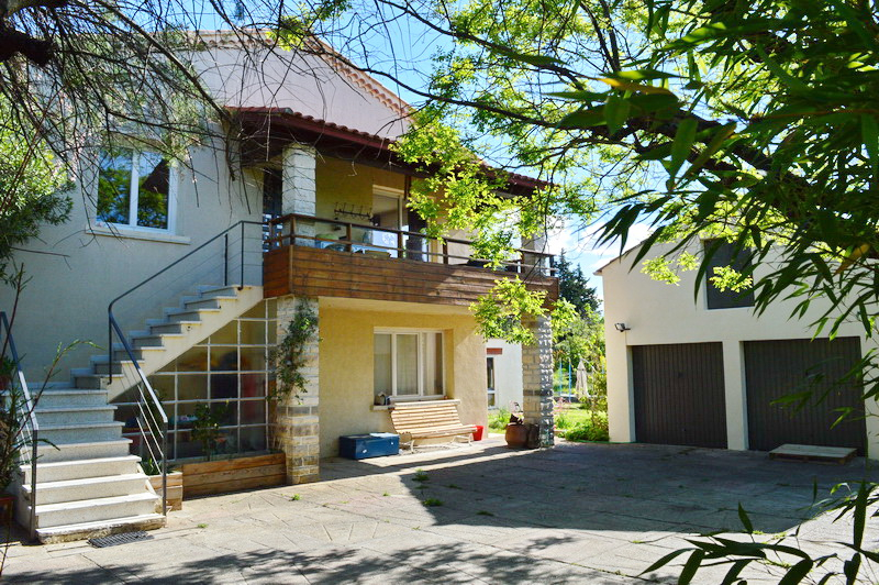 Maison 7 pièces (2 appartements) 236 m2 terrain 2427 m2 quartier résidentiel Maison 7 pièces (2 appartements) 236 m2 terrain 2427 m2 quartier résidentiel