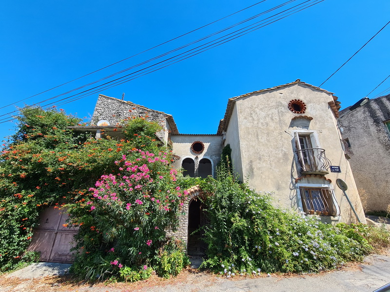 Maison de village à restaurer avec cour et garage Maison de village à restaurer avec cour et garage