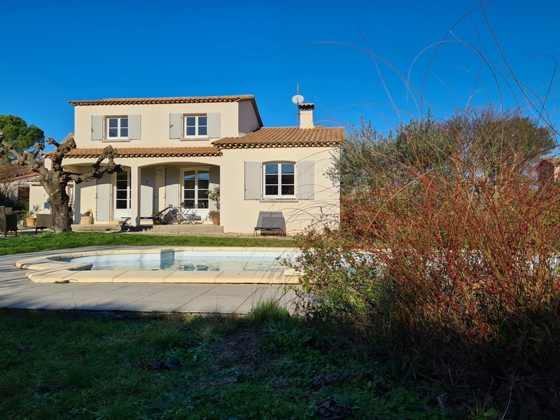 Villa 121 m2 en excellent état de type 5 avec piscine sur un terrain 1703 m2. Villa 121 m2 en excellent état de type 5 avec piscine sur un terrain 1703 m2.
