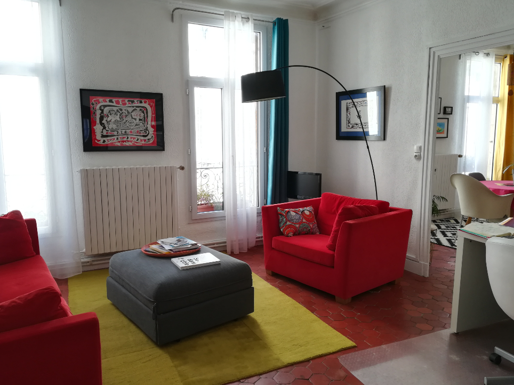 T4 A LOUER AVIGNON INTRA-MUROS RUE PIETONNE CARNOT. T4 A LOUER AVIGNON INTRA-MUROS RUE PIETONNE CARNOT.