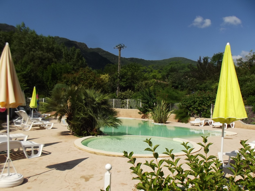 A 5 MN DE LES VANS Chalet 30 m2 PISCINE ET RIVIERE A 5 MN DE LES VANS Chalet 30 m2 PISCINE ET RIVIERE