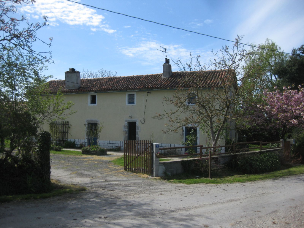 VERNOUX EN GATINE - Longère à la campagne ! VERNOUX EN GATINE - Longère à la campagne !
