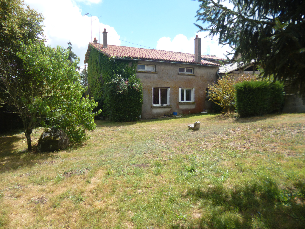 NUEIL LES AUBIERS - Grande maison à rénover ! NUEIL LES AUBIERS - Grande maison à rénover !