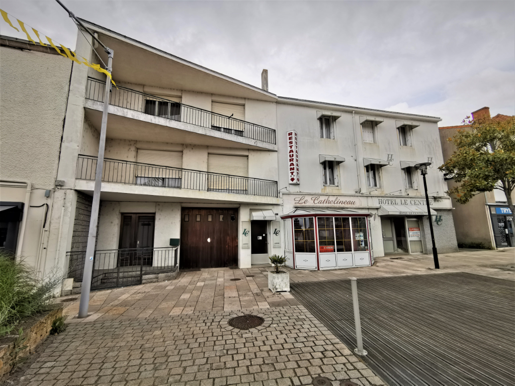 A VENDRE CENTRE DE MONTAIGU APPARTEMENTS + HOTEL OU LOCAL COMMERCIAL A VENDRE CENTRE DE MONTAIGU APPARTEMENTS + HOTEL OU LOCAL COMMERCIAL