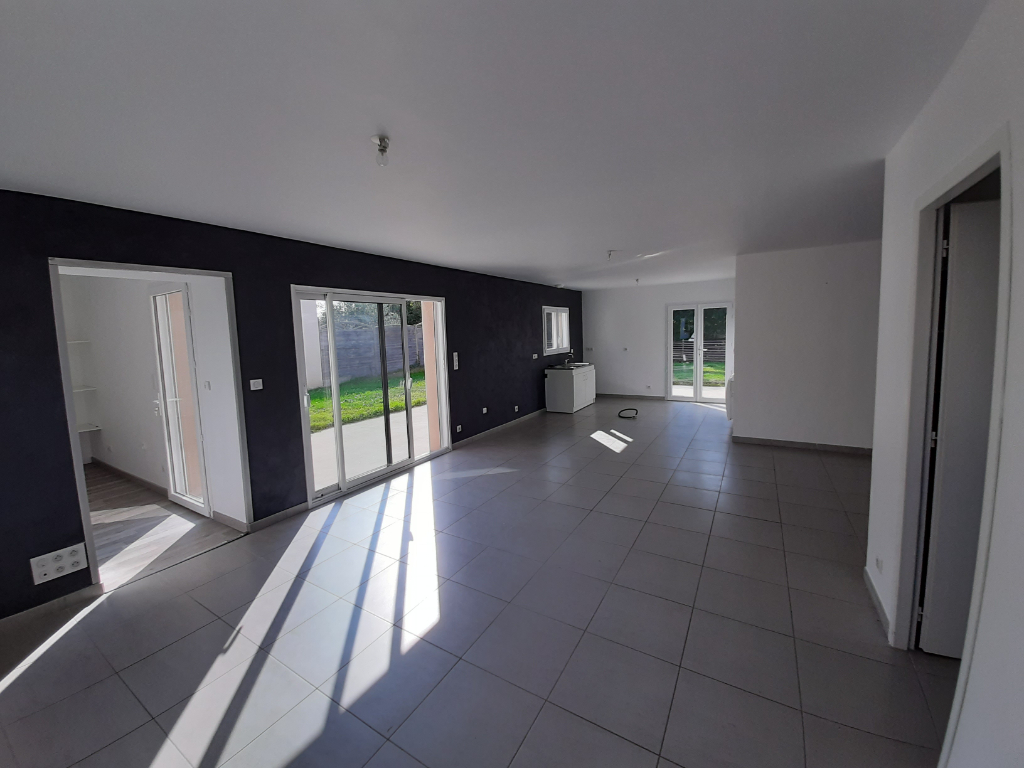 Maison Le Poire Sur Vie 5 pièce(s) Maison Le Poire Sur Vie 5 pièce(s)
