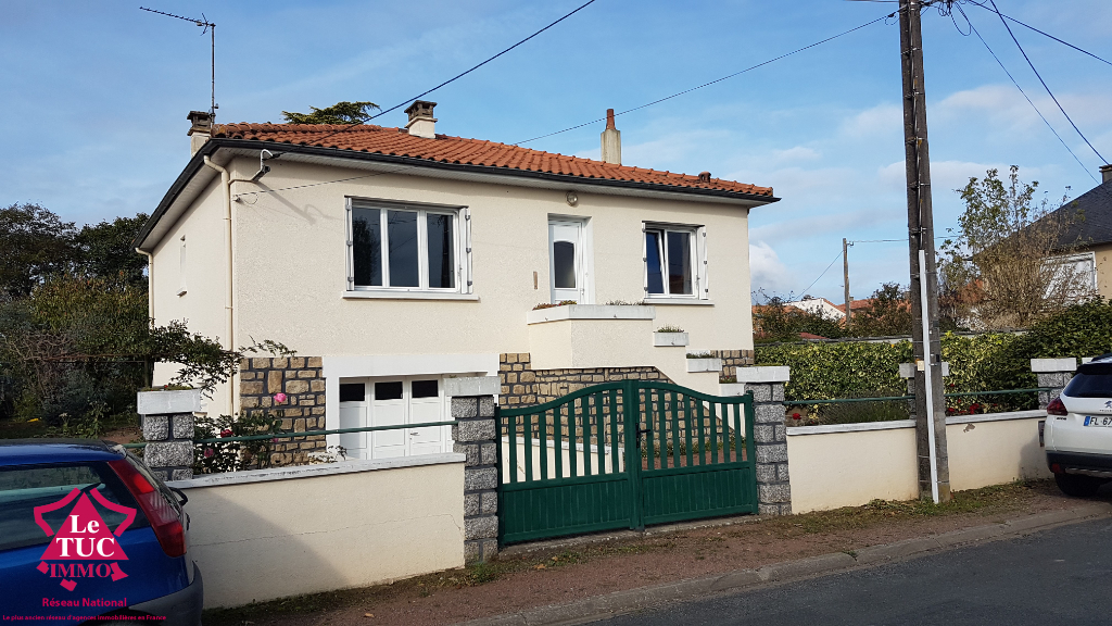 Pavillon sur sous-sol de 75 m2 Argentonnay à rafraichir Pavillon sur sous-sol de 75 m2 Argentonnay à rafraichir