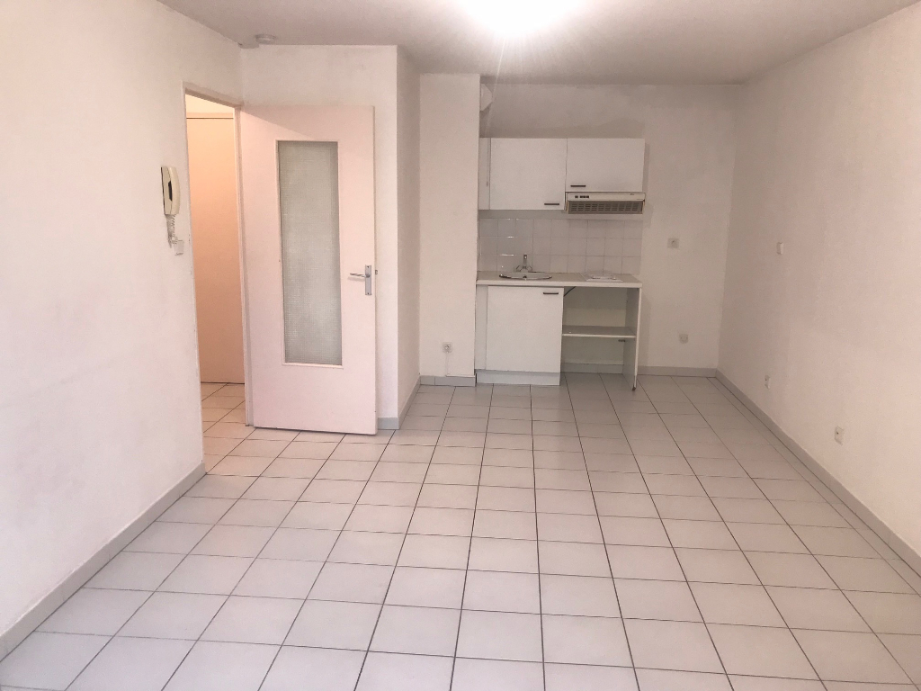 Appartement T2. + parking. Centre ville Cavalaire Appartement T2. + parking. Centre ville Cavalaire