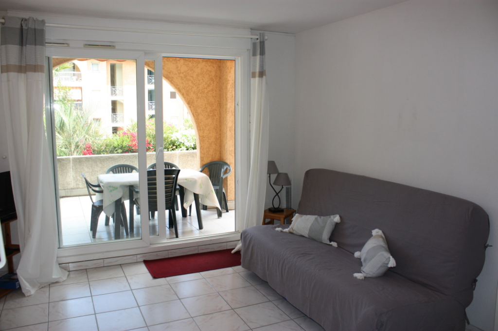 3 pièces, grande terrasse. Piscine. 3 pièces, grande terrasse. Piscine.