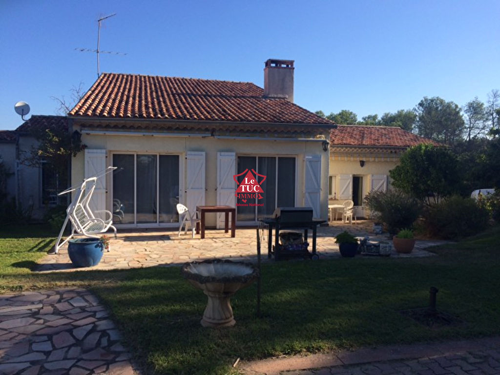 Villa 250m2. Terrain 8000 m2. Piscine. Villa 250m2. Terrain 8000 m2. Piscine.