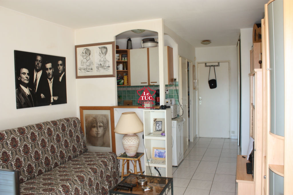 Studio, terrasse, parking. Studio, terrasse, parking.
