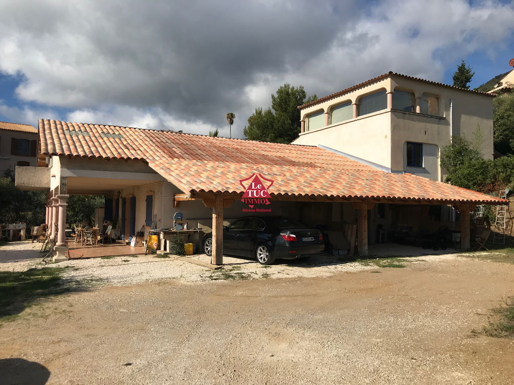 Villa de 4 appartements sur un terrain de 2472 m2 Villa de 4 appartements sur un terrain de 2472 m2