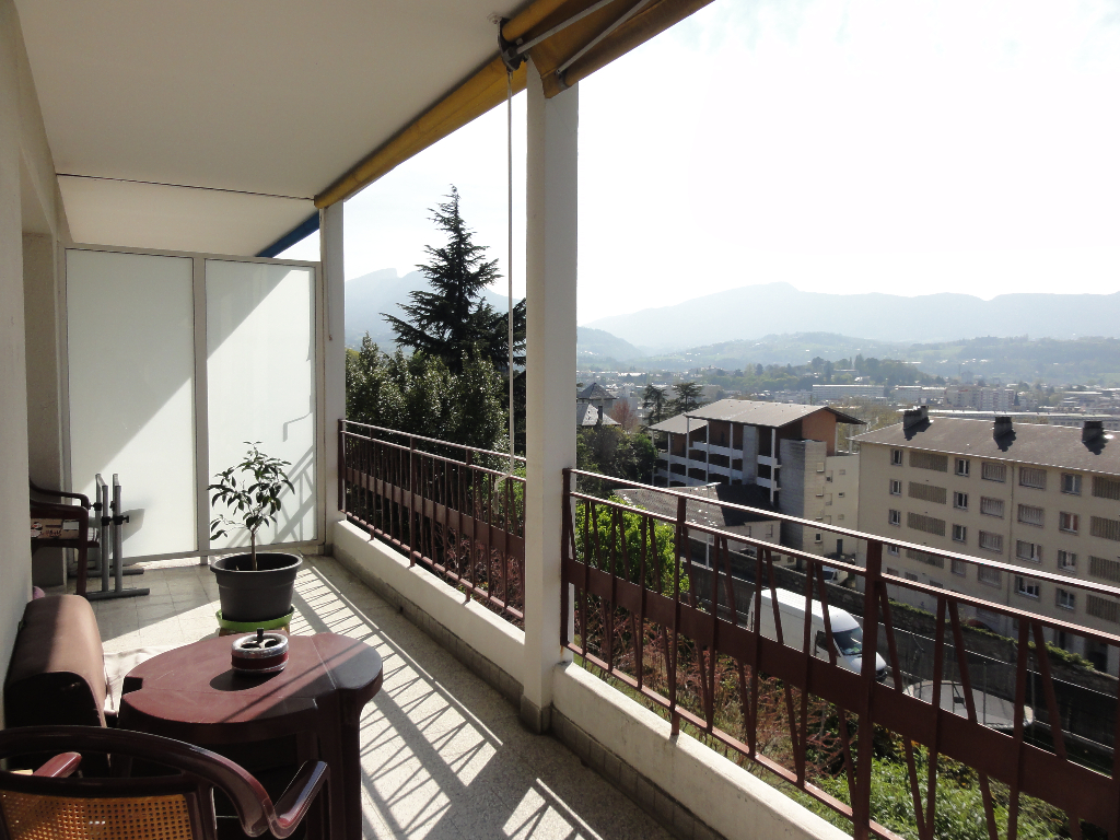 T2 de 49 m² avec belle terrasse et vue dégagée sur les montagnes. T2 de 49 m² avec belle terrasse et vue dégagée sur les montagnes.