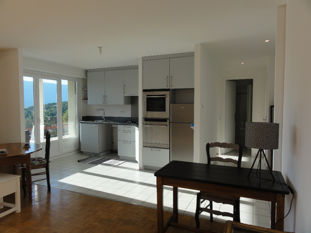 T2 meublé de 49 m² avec belle terrasse et vue dégagée. T2 meublé de 49 m² avec belle terrasse et vue dégagée.