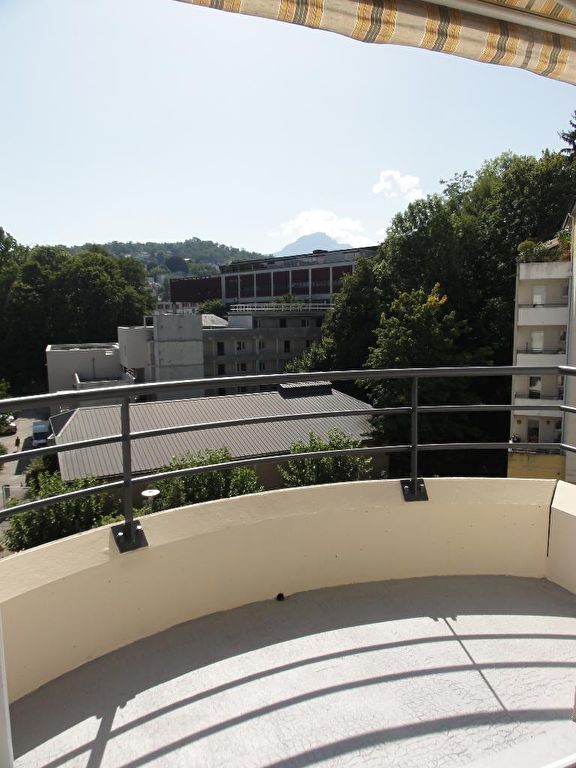 Calme, verdure et proximité de l'hôpital Calme, verdure et proximité de l'hôpital