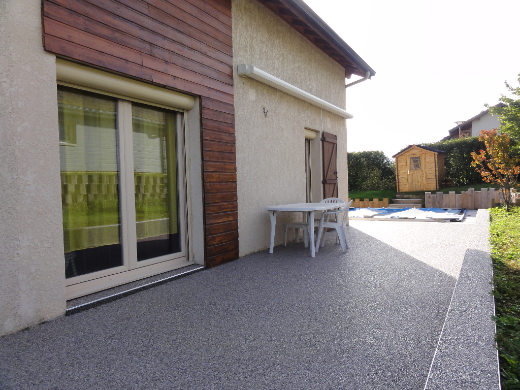 Maison de plain pied édifiée en 2006 dans un secteur recherché. Maison de plain pied édifiée en 2006 dans un secteur recherché.