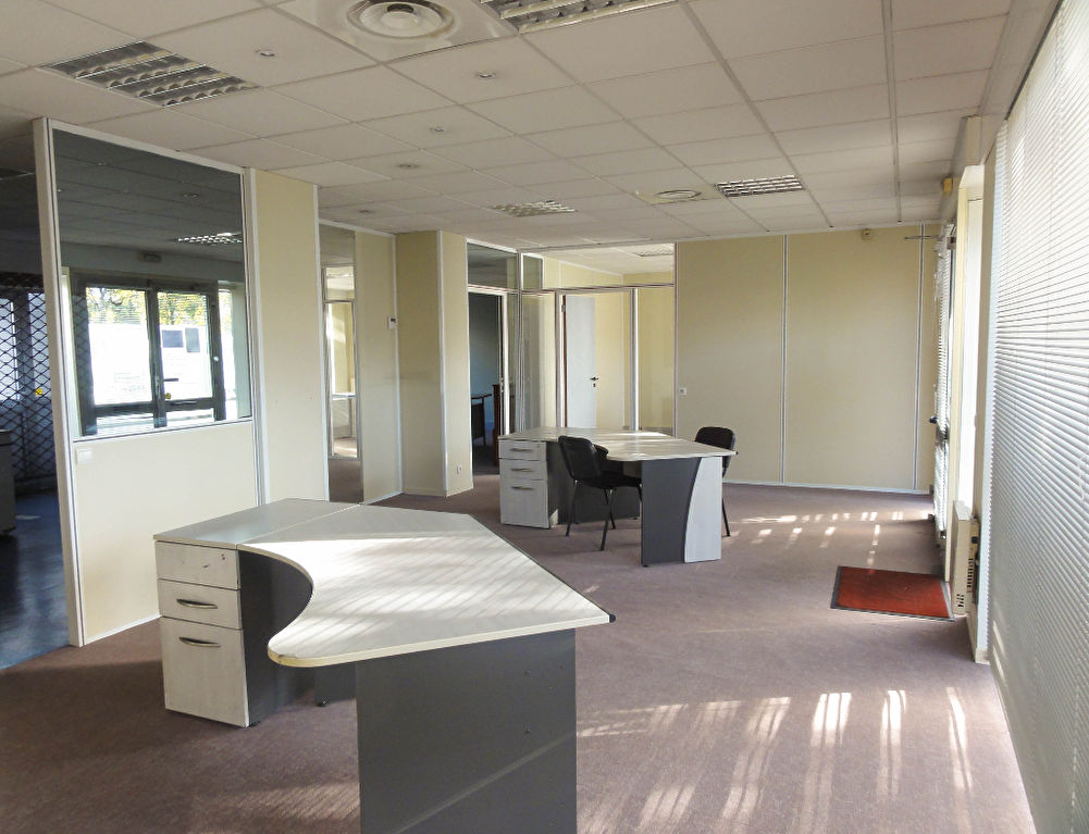 Local commercial - Bureau 113 m² entre nouvelle Gare et Poste de CHAMBERY Local commercial - Bureau 113 m² entre nouvelle Gare et Poste de CHAMBERY
