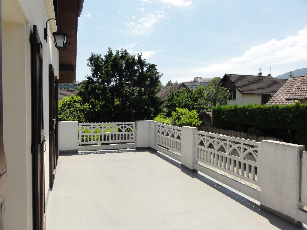 T2-T3 avec vaste terrasse. T2-T3 avec vaste terrasse.