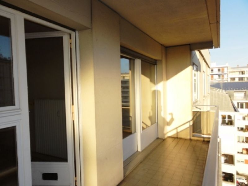 A 2 pas de la gare T1 30 m² dernier étage. Large balcon. A 2 pas de la gare T1 30 m² dernier étage. Large balcon.