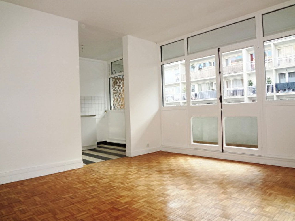 STUDIO 30M² AVEC BALCON PROCHE METRO STUDIO 30M² AVEC BALCON PROCHE METRO