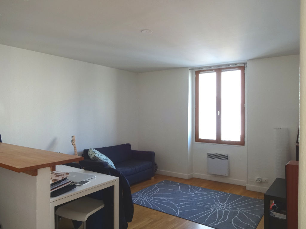 A louer 2 pièces dans le vieux bourg de Châtillon A louer 2 pièces dans le vieux bourg de Châtillon