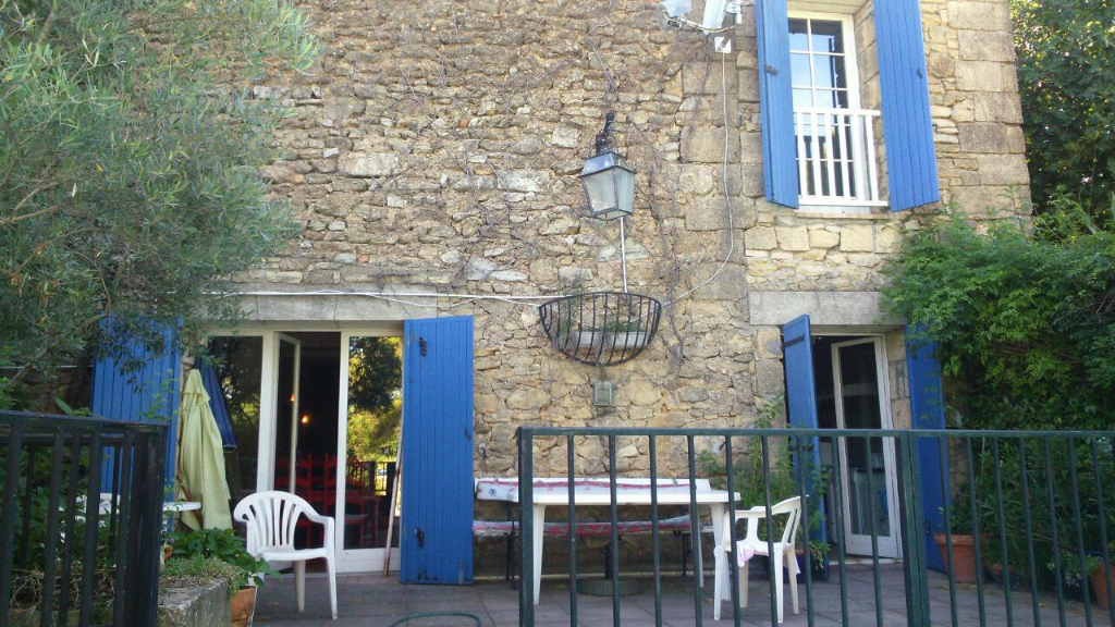 Maison de village de 150 m2 avec piscine, garage et cave Maison de village de 150 m2 avec piscine, garage et cave