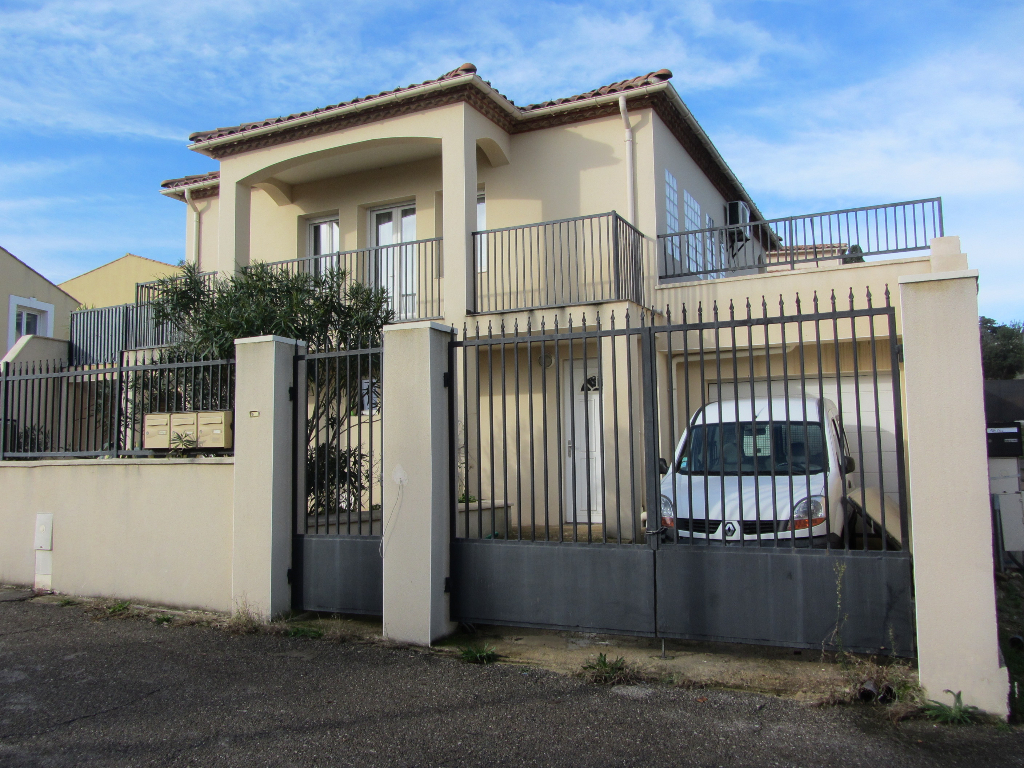 Villa 6 pièces de 135 m2 sur terrain 200 m2 , vue dégagée Villa 6 pièces de 135 m2 sur terrain 200 m2 , vue dégagée